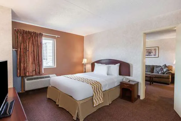 Travelodge Inn & Suites by Wyndham Albany 4