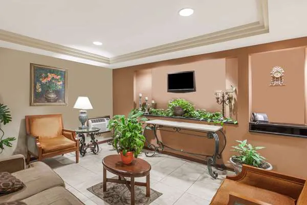 Travelodge Inn & Suites by Wyndham Albany 4