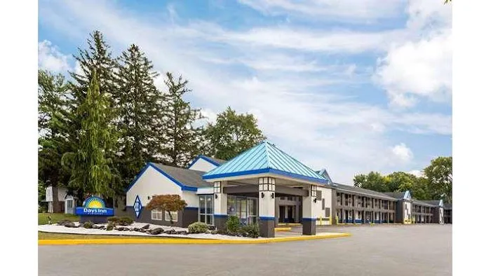 Days Inn & Suites by Wyndham Albany 4