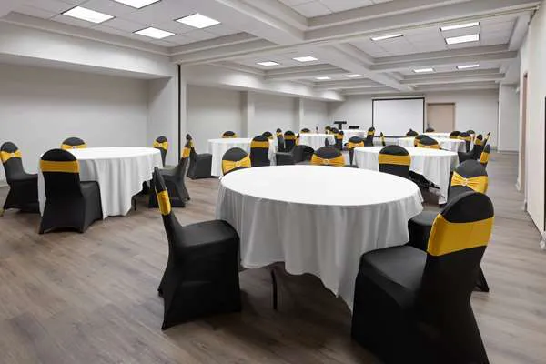 Days Inn & Suites by Wyndham Albany 4
