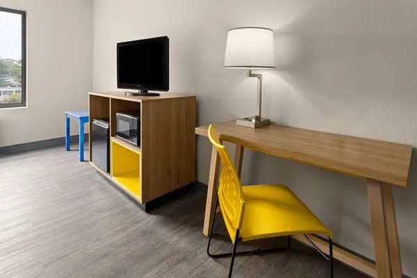 Days Inn & Suites by Wyndham Albany 4
