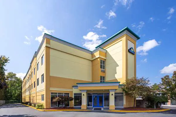 Days Inn & Suites by Wyndham Albany 4