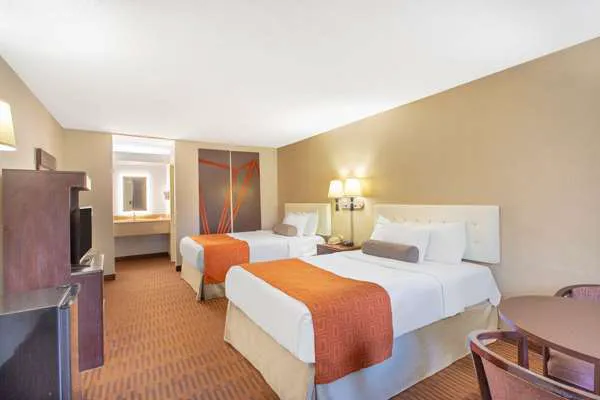 Howard Johnson by Wyndham Albany 4