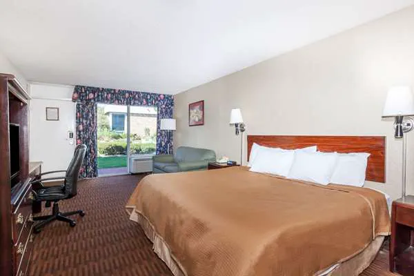 Howard Johnson by Wyndham Albany 4