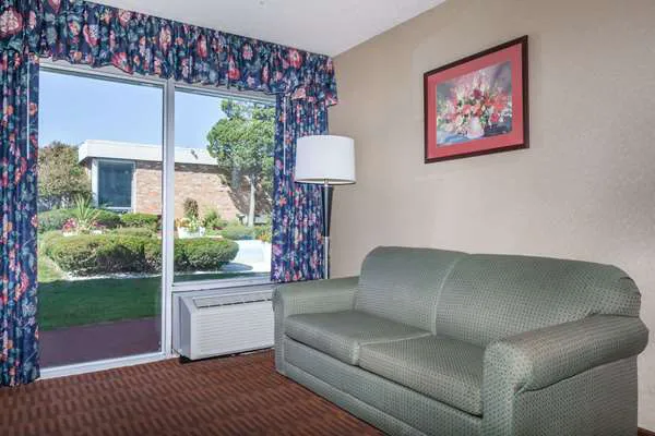 Howard Johnson by Wyndham Albany 4