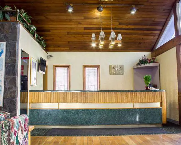 Econo Lodge Inn & Suites Colonie Center Mall 4