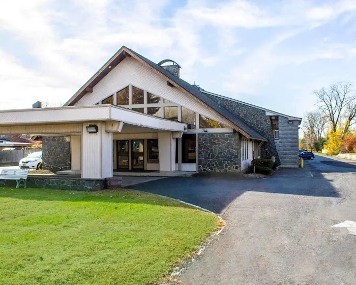 Econo Lodge Inn & Suites Colonie Center Mall 4