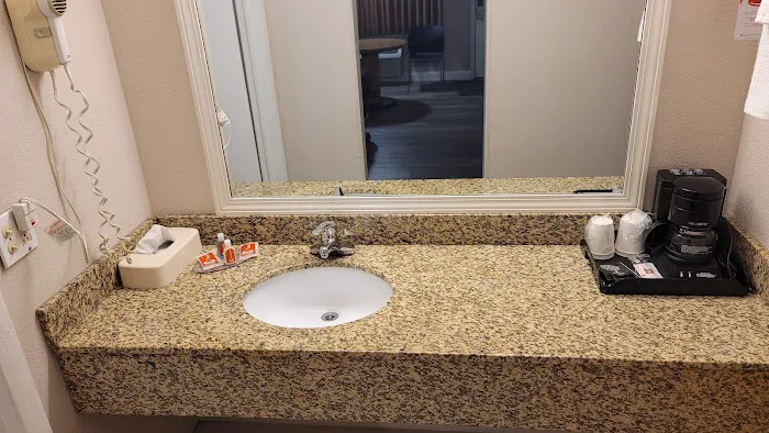 Econo Lodge Inn & Suites Colonie Center Mall 4