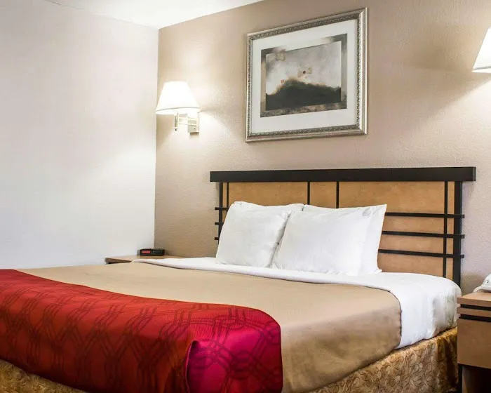 Econo Lodge Inn & Suites Colonie Center Mall 4