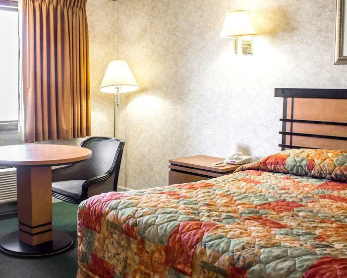 Econo Lodge Inn & Suites Colonie Center Mall 4