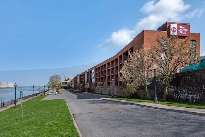 Best Western Plus Oswego Hotel and Conference Center 4