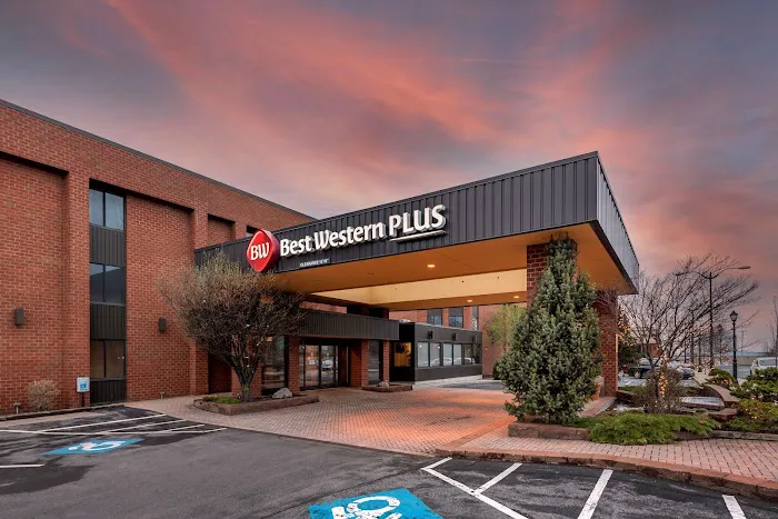 Best Western Plus Oswego Hotel and Conference Center 4