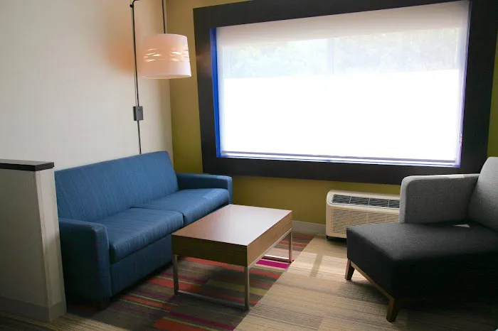 Holiday Inn Express & Suites Oswego by IHG 4