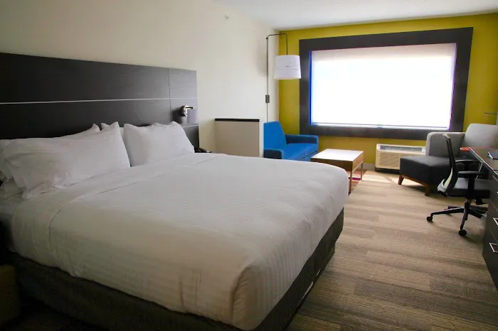 Holiday Inn Express & Suites Oswego by IHG 4