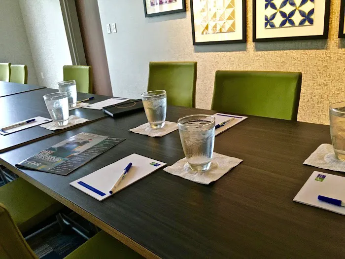 Holiday Inn Express & Suites Oswego by IHG 4