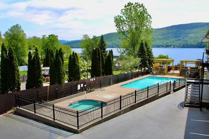 Sundowner on Lake George 4