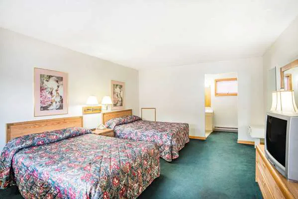Travelodge by Wyndham Lake George NY 4