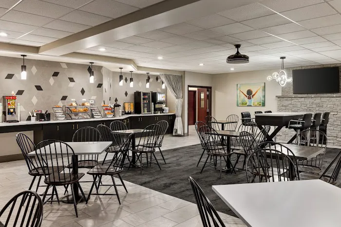 La Quinta Inn & Suites by Wyndham - Lake George 4