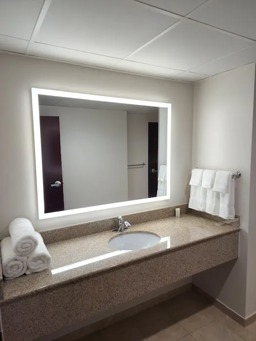 La Quinta Inn & Suites by Wyndham - Lake George 4