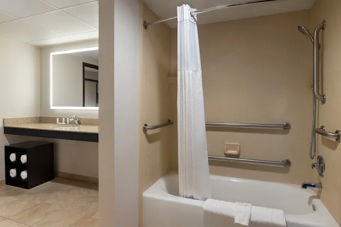 La Quinta Inn & Suites by Wyndham - Lake George 4