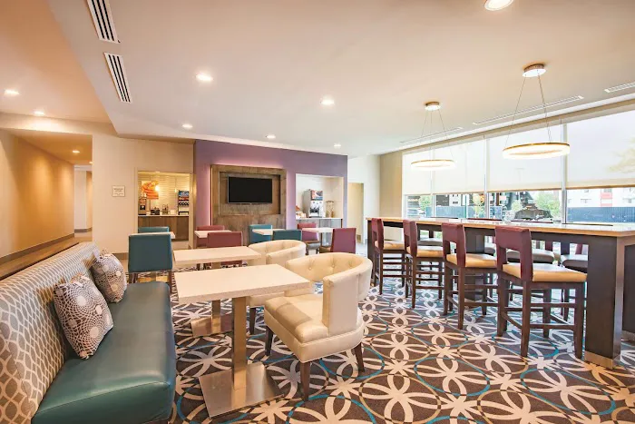 La Quinta Inn & Suites by Wyndham York 4