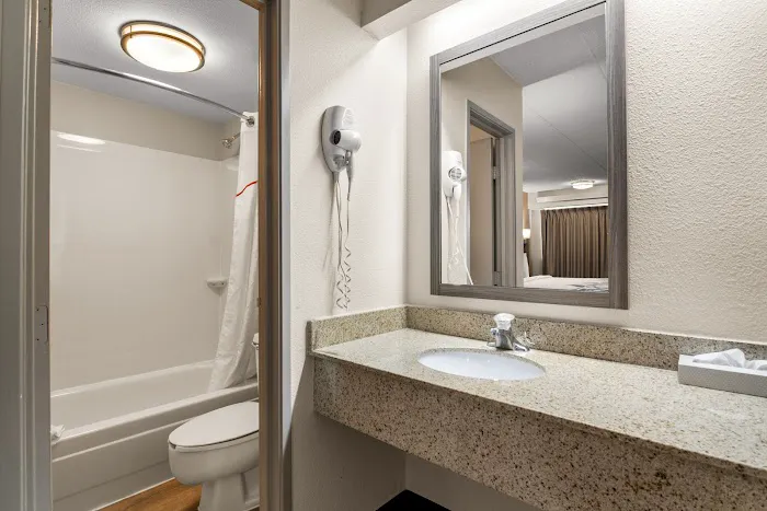 Red Roof Inn Enfield 4