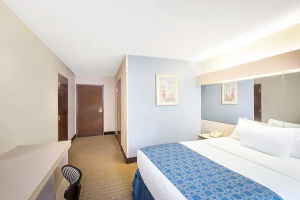 Microtel Inn & Suites by Wyndham Seneca Falls 4