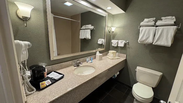 Clarion Inn & Suites at the Outlets of Lake George 4