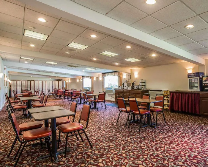 Clarion Inn & Suites at the Outlets of Lake George 4