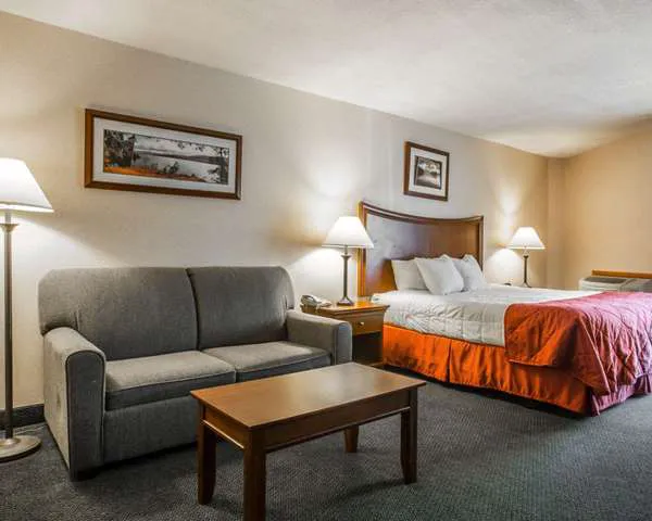Clarion Inn & Suites at the Outlets of Lake George 4