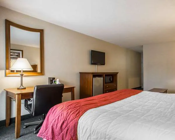 Clarion Inn & Suites at the Outlets of Lake George 4