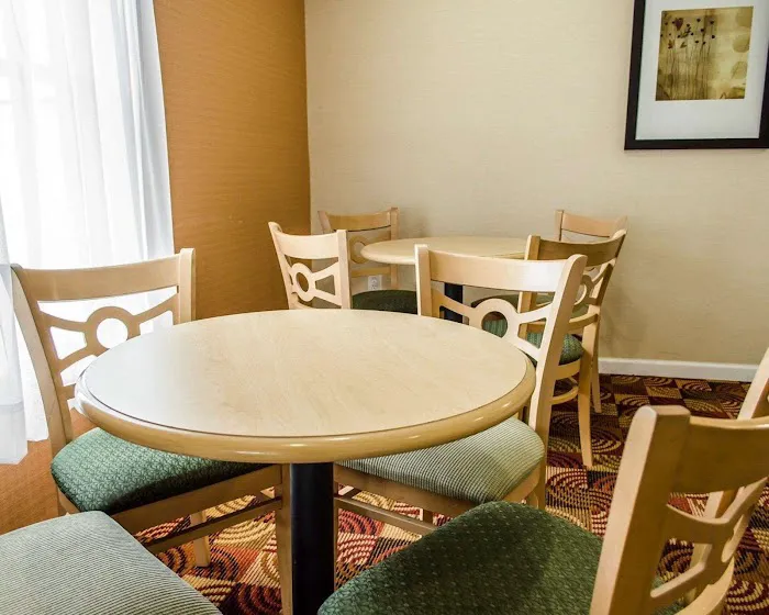 Econo Lodge 4