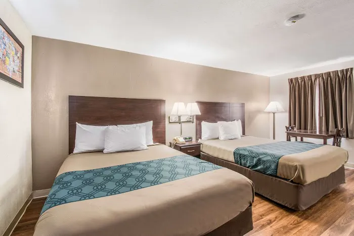 Econo Lodge 4