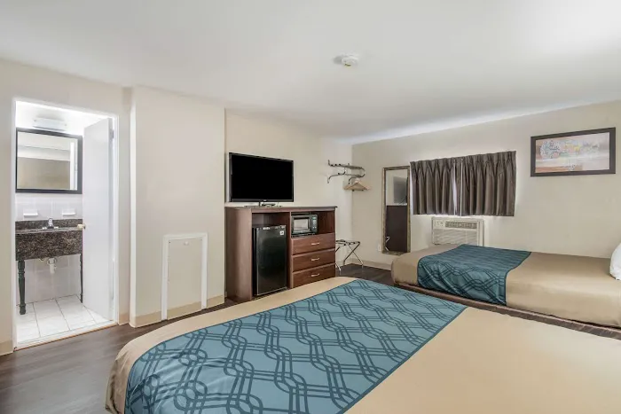 Econo Lodge 4