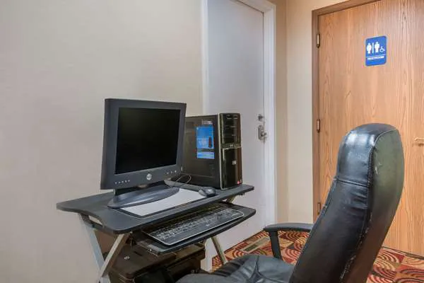 Econo Lodge 4
