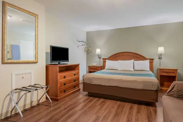 Econo Lodge 4