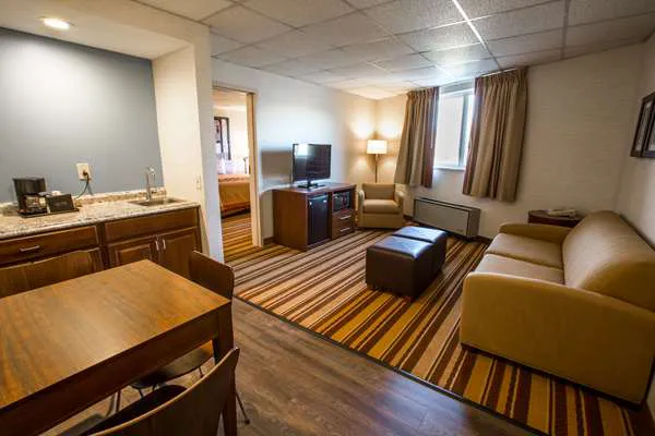 Super 8 by Wyndham State College 4