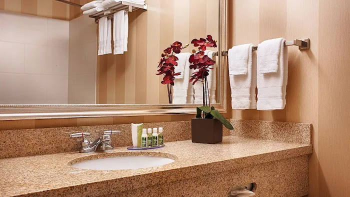 Best Western Plus University Park Inn & Suites 4