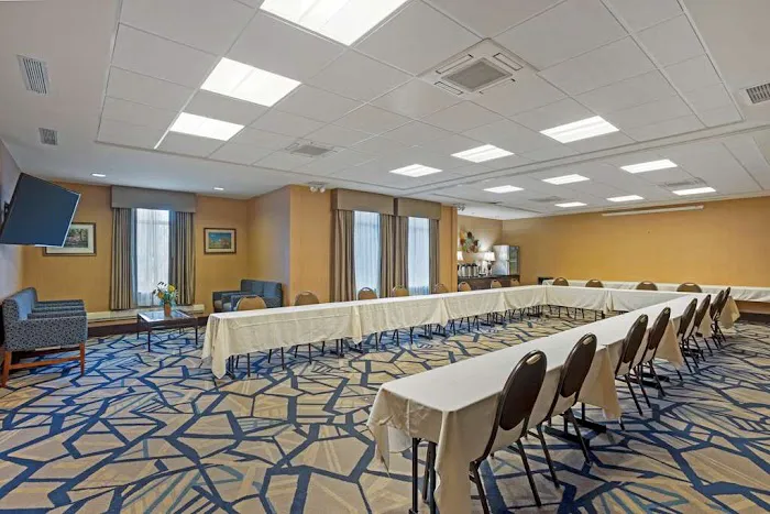 Best Western Plus University Park Inn & Suites 4