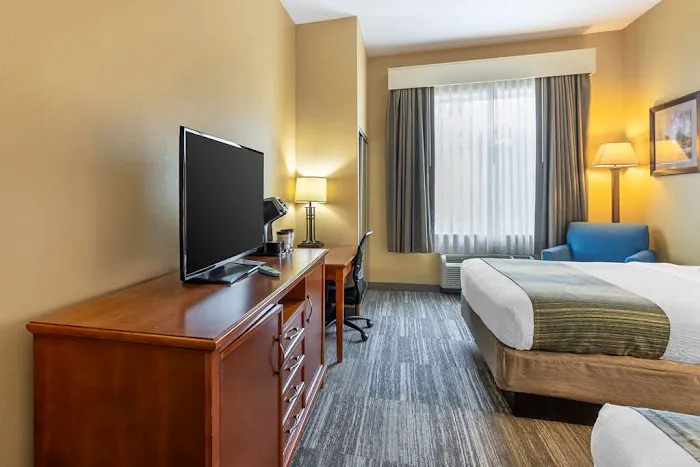 Best Western Plus University Park Inn & Suites 4