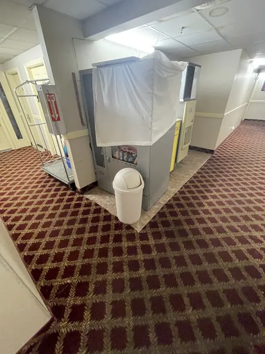Regency Inn & Suites 4