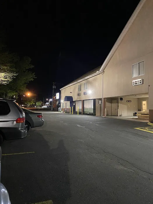 Regency Inn & Suites 4