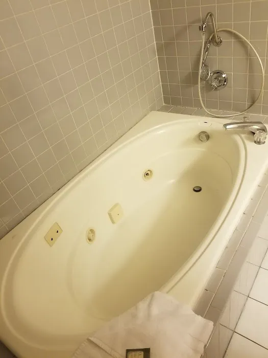 Regency Inn & Suites 4
