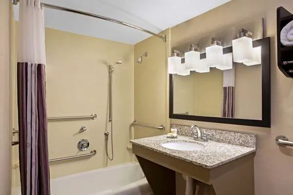 La Quinta Inn & Suites by Wyndham Springfield MA 5
