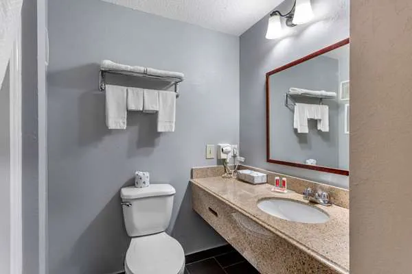 Econo Lodge Inn & Suites Old Saybrook - Westbrook 5