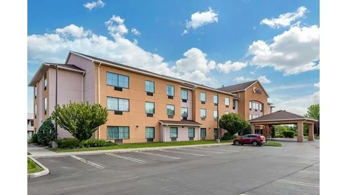 Comfort Inn & Suites Farmington - Victor 4