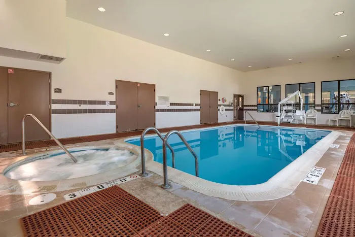 Comfort Inn & Suites Farmington - Victor 4