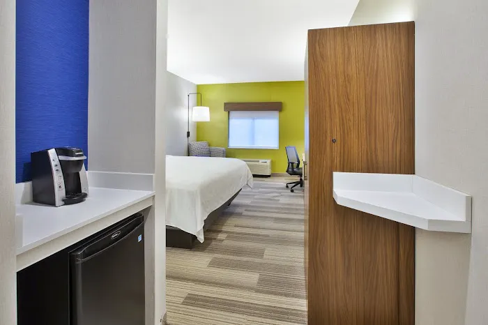 Holiday Inn Express & Suites Rochester-Victor by IHG 4