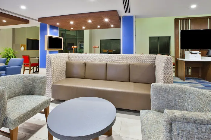 Holiday Inn Express & Suites Rochester-Victor by IHG 4