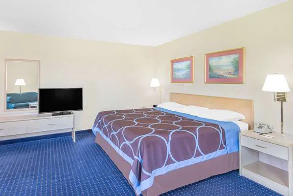 Super 8 by Wyndham Canandaigua 4